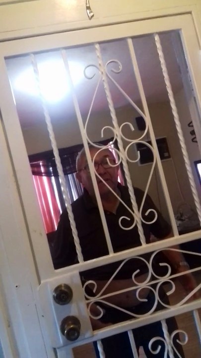 Se faire tirer dessus par son voisin parce qu'on nourrit les chats du quartier. Dingue