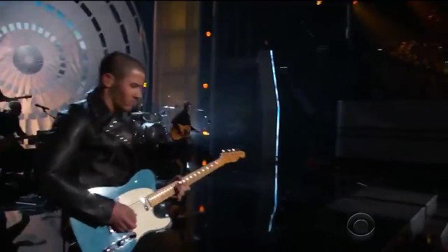 Nick Jonas horrible guitar solo at the ACM Awards (FAIL)