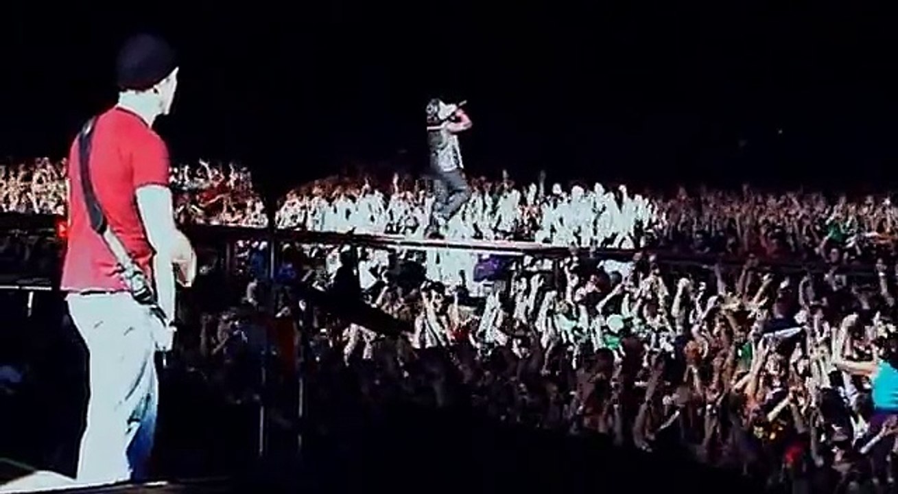 U2 Go Home DVD Live Slane Castle 2001 (Full Concert) 17