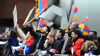 ABD'de Azeri genç Türk bayrağını yerde bırakmadı