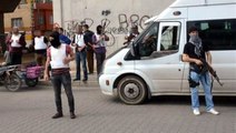 Adana'da Torbacılara Uzun Namlulu Silahlarla Uyuşturucu Operasyonu