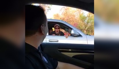 Le pilote de NASCAR Kyle Busch fait coucou à une fan