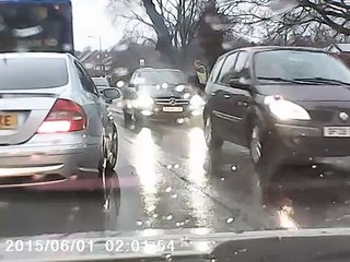 La réaction insolite d'un automobiliste bloqué par un bus en panne