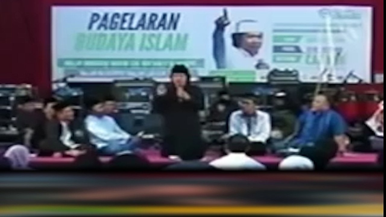 Ceramah Cak Nun Mocopat Syafaat Kiai Kanjeng RUMANGSAMU KABEH WONG POSO Part 2 of 2