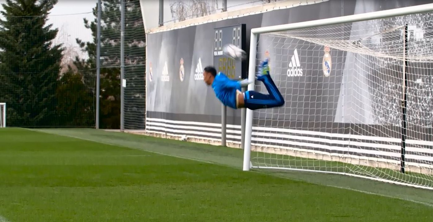 Navas recrée le coup du scorpion d'Higuita