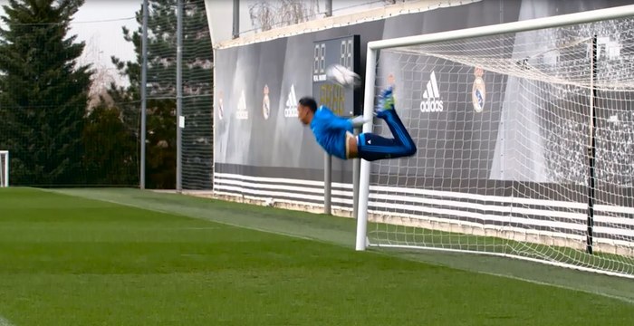 Navas recrée le coup du scorpion d'Higuita