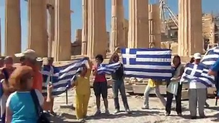 ΜΙΑ ΟΜΑΔΑ ΕΛΛΗΝΩΝ ΑΠΟΦΑΣΙΣΕ ΝΑ ΣΗΚΩΣΕΙ ΕΛΛΗΝΙΚΕΣ ΣΗΜΑΙΕΣ ΣΤΗΝ ΑΚΡΟΠΟΛΗ