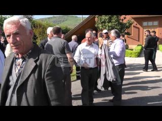 Report TV - Fier, punonjësit e “Transatlantik”  në protestë, 3 muaj pa paga