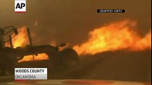Un reporter aide un fermier à s'échapper d'un incendie coincé dans son tracteur