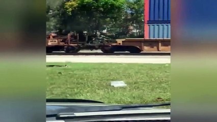 ¡Repartidor impaciente se sube a tren en marcha para cruzar la vía!