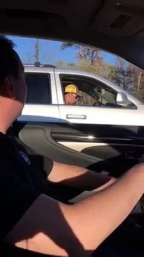 Le pilote de NASCAR Kyle Busch fait coucou à une fan