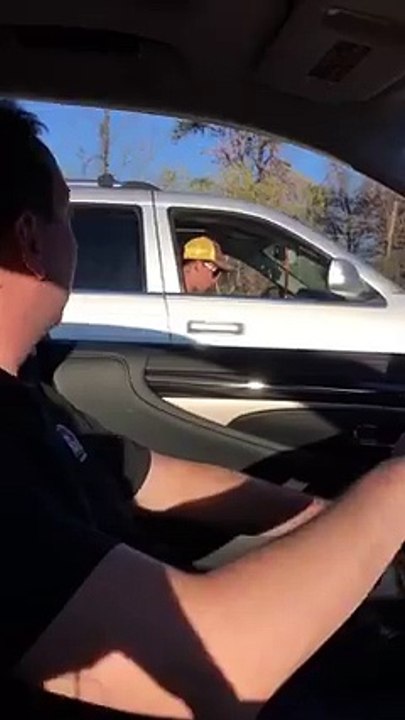 Le pilote de NASCAR Kyle Busch fait coucou à une fan