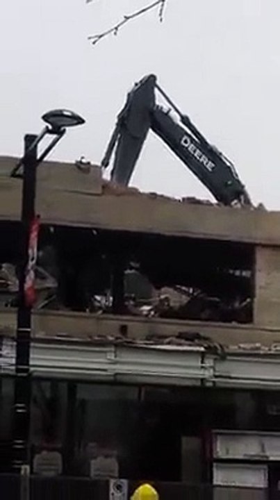 Une pelleteuse chute à travers le toit d’un parking