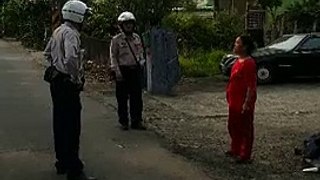 Un policier neutralise une femme munie d'un couteau