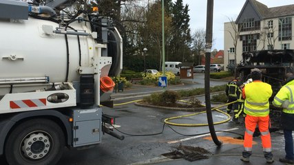 Un bus en feu place du Manoir