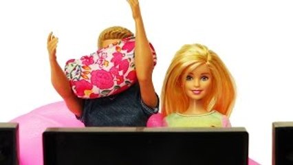 Barbie ve Ken Korku Filmi İzliyor!