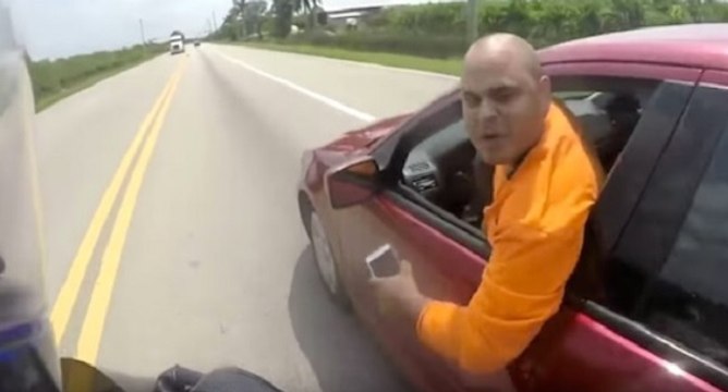 Un conducteur fou à la poursuite d'un motard sur les routes de Floride