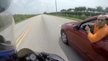 Un automobiliste fou prend en chasse un motard après un Road Rage