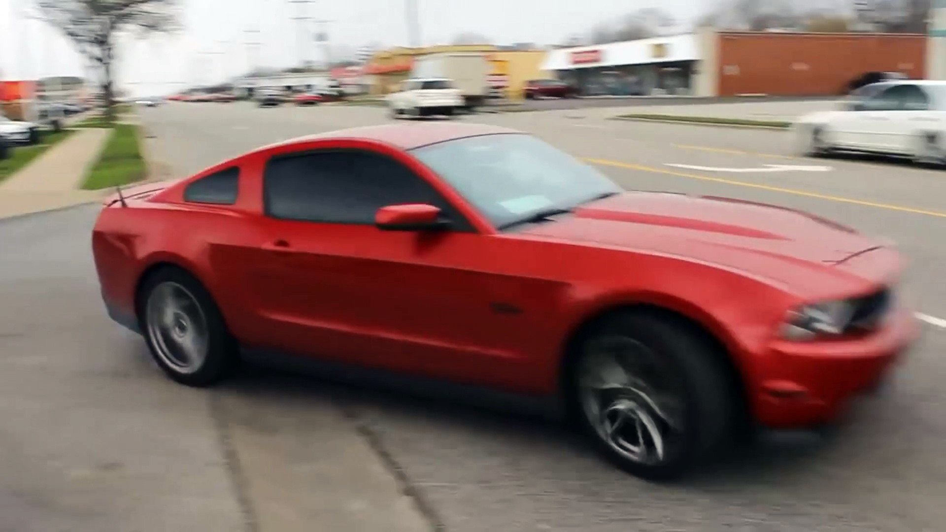 Il démarre sur les chapeaux de roue et crashe sa Ford Mustang - Vidéo  Dailymotion