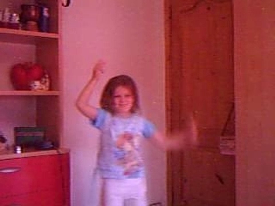 MA soeur qui danse sur chanson disney :)