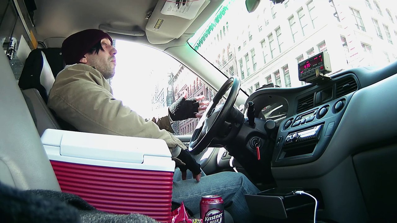 Ce chauffeur de taxi boit au volant - Caméra cachée