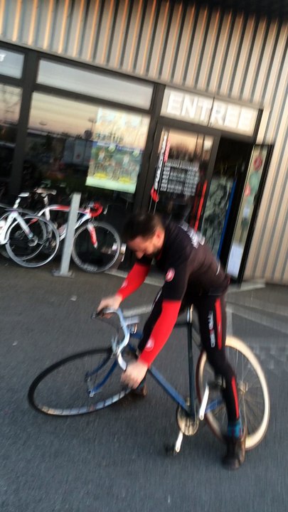 Nico en pleine apprentissage du vélo tordu