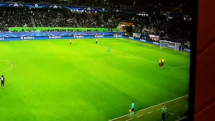 Navijač uletio na teren