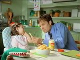 Comercial AlaCena - Niña con su papa comiendo mayonesa le limpia la boca con su corbata