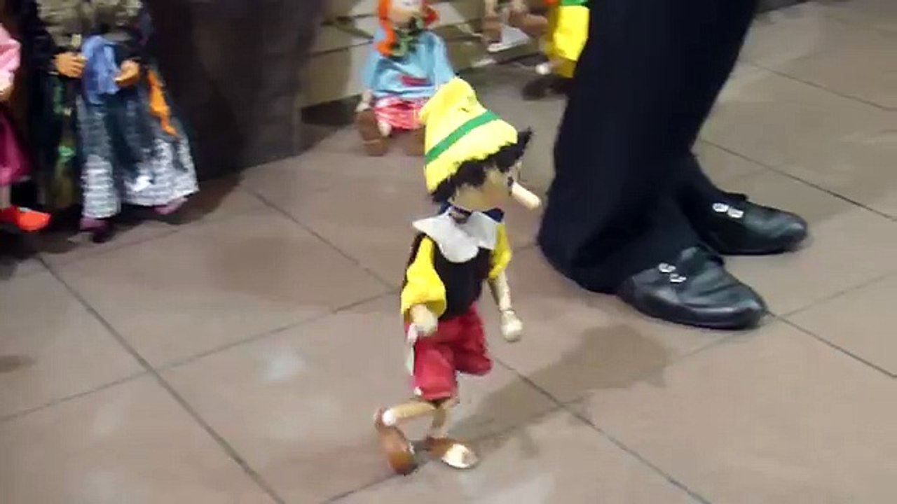 Amazing Pinocchio Marionette dancing like Michael Jackson -