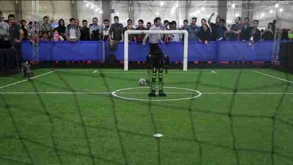Los robots muestran sus habilidades en un torneo mundial en Teherán