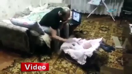 Sahibinin küçük bebeği dövdüğünü sanan kedinin mücadelesi