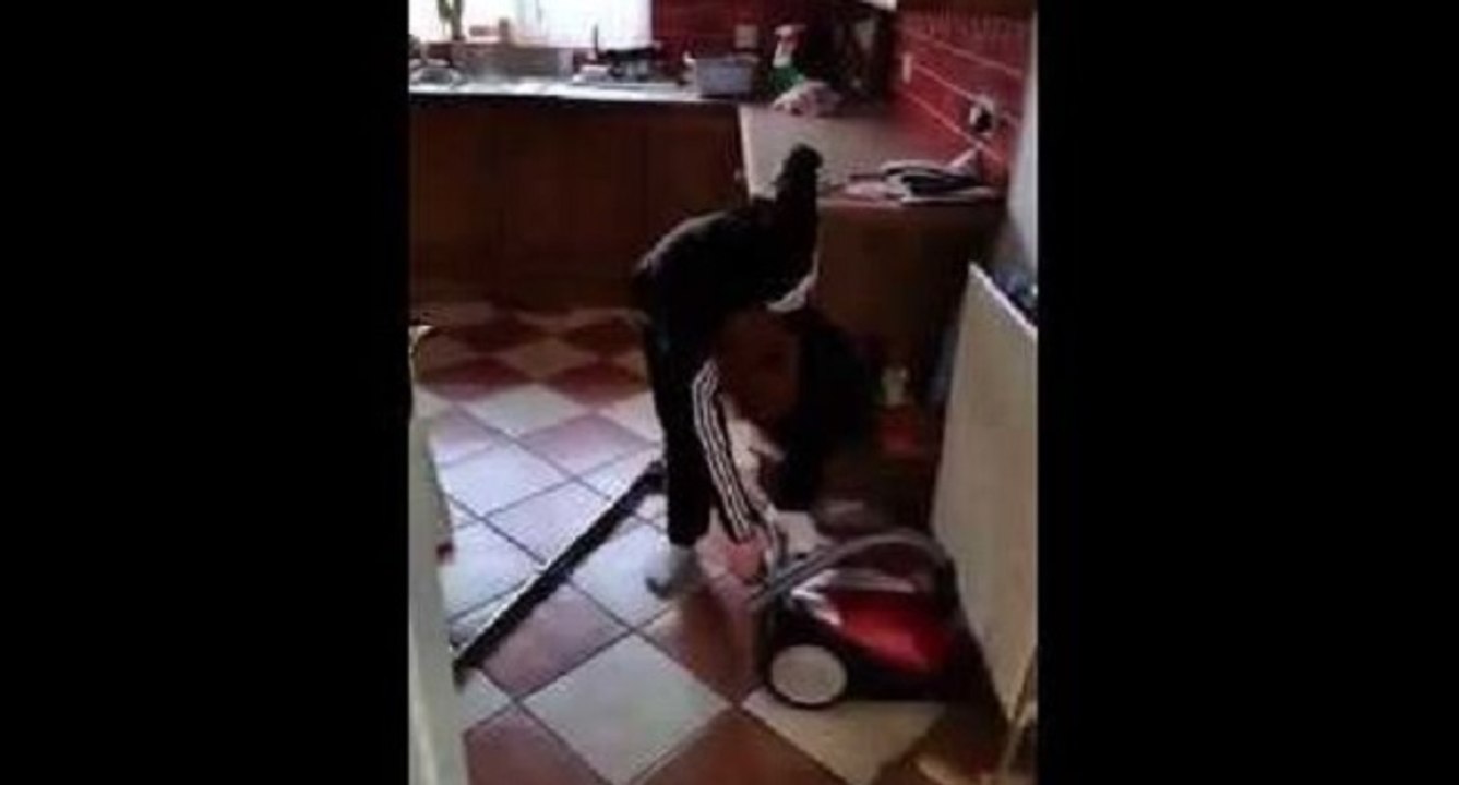 Il filme son fils en train d'essayer de démarrer un aspirateur
