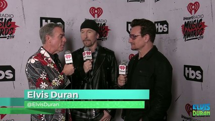 Elvis Duran conversa com Bono e The Edge (U2) sobre o prêmio "Innovator of the Year"