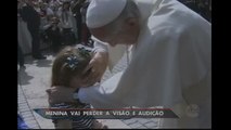 Menina com doença rara realiza sonho de conhecer o Papa Francisco