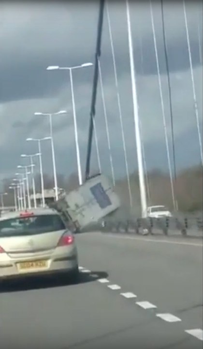 Lorry Overturns Blocking Humber Bridge