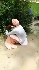sanp pakarne wale dar se shalwar mein peshab nikal gaya zara dekhiye mazahiya video,,