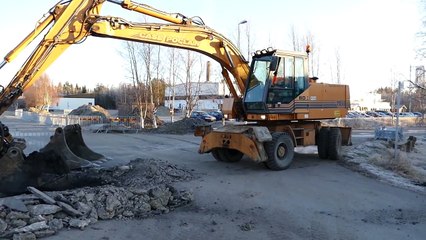 CASE- Poclain 1188 digging in ground frost