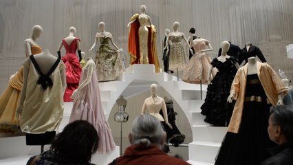 La moda del siglo XVIII al XXI propone un viaje por el tiempo en París