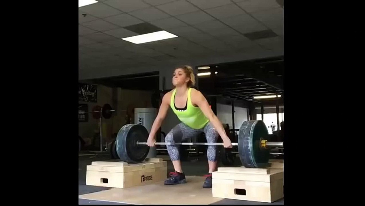 Cette haltérophile commet une grosse erreur en plein entraînement