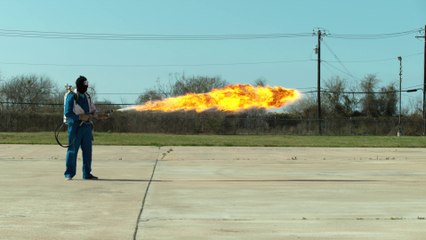 Un lance flammes de 15m filmé en super ralenti !