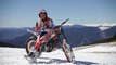 Toni Bou también sabe hacer locuras en la nieve con su moto de trial