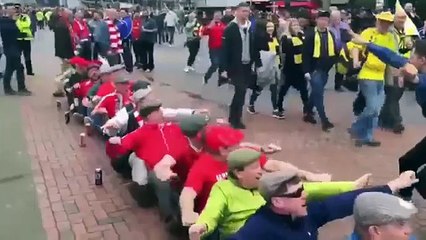 Ev sahibi taraftardan rakibe çılgın karşılama!