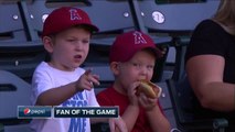 Cet enfant a du mal à manger son hot dog