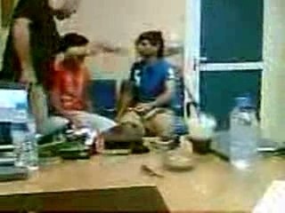 Greket rrahin dy te rinje shqiptare (www.welcomealbania.com)