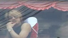 KAT TUN赤西仁   バスの中から投げキス