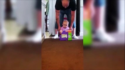 Ce bébé fait la course dans sa boîte de couches.. Tellement mignon !