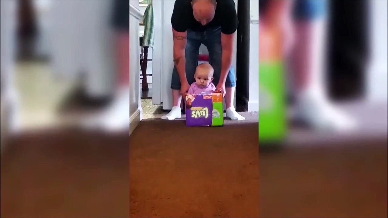 Ce bébé fait la course dans sa boîte de couches.. Tellement mignon !