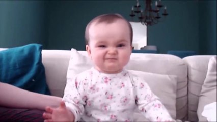 Si jeune et déjà si bon pour faire des têtes bizarres. Bébé adorable