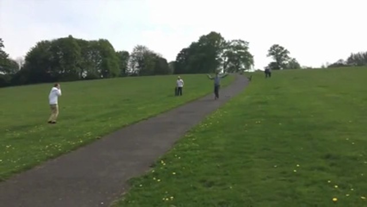 Enorme chute d'un skater dans une descente en longboard... ça pique