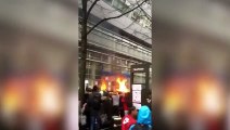 Des hooligans mettent le feu à leur Lycée pendant une manifestation